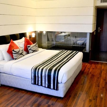 Hotel Gk International Chandigarh Ngoại thất bức ảnh