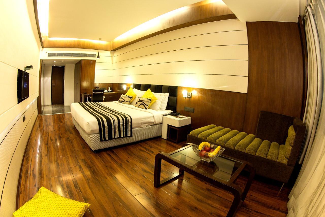 Hotel Gk International Chandigarh Ngoại thất bức ảnh