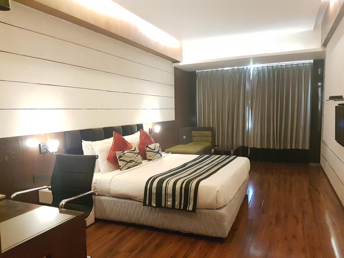 Hotel Gk International Chandigarh Ngoại thất bức ảnh